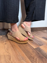 Load image into Gallery viewer, K Bye Wedges