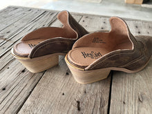 Load image into Gallery viewer, The Saloon Mule {Tan Crackle}
