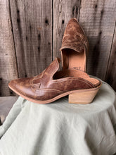 Load image into Gallery viewer, The Saloon Mule {Tan Crackle}
